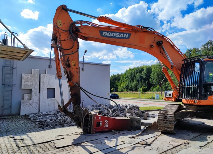 Disassembly and renovation works in a hall and office building